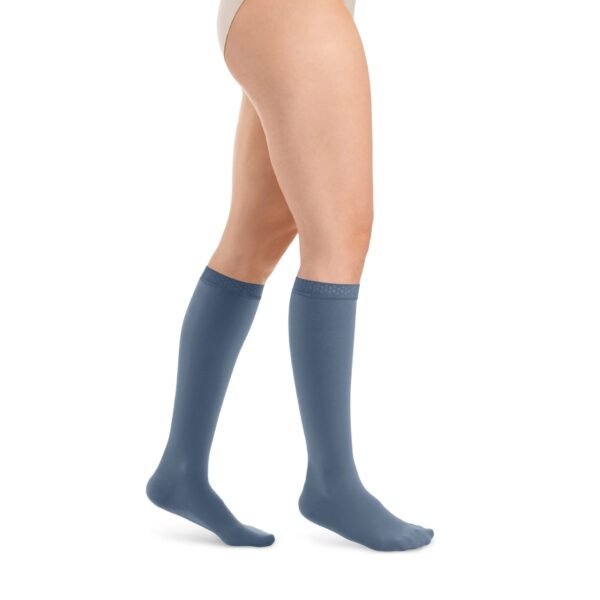 productshot_sigvaris_style_semitransparent_female_ad_nhr_short_closedtoe_nordic_sky_primary_rgb_eap_hg_grau