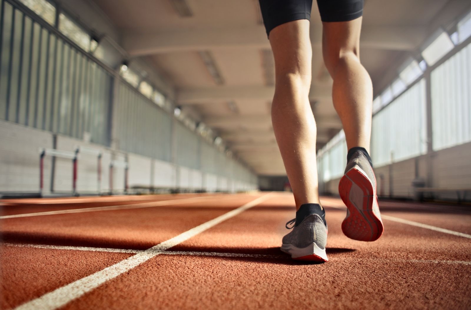 Sportininkas bėga takeliu
