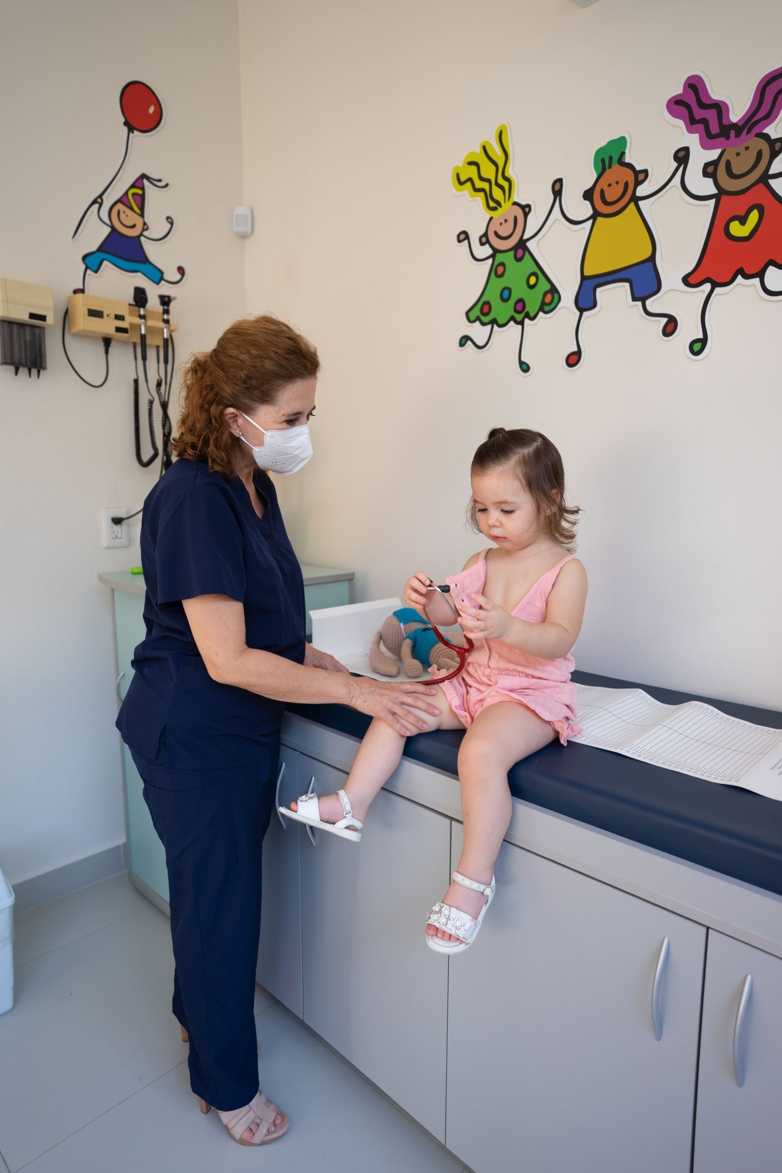 Gydytojas ir maza mergaitė pediatro kabinete